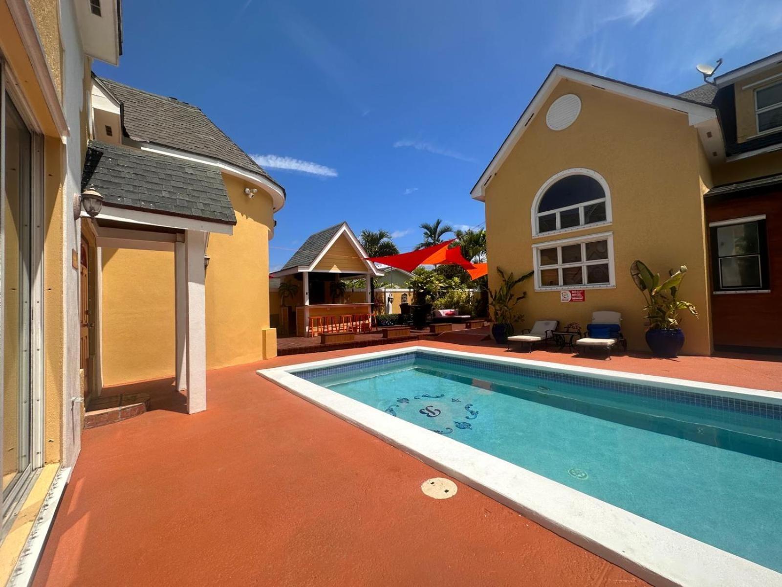 Brownstone Guesthouses Nassau Exterior photo